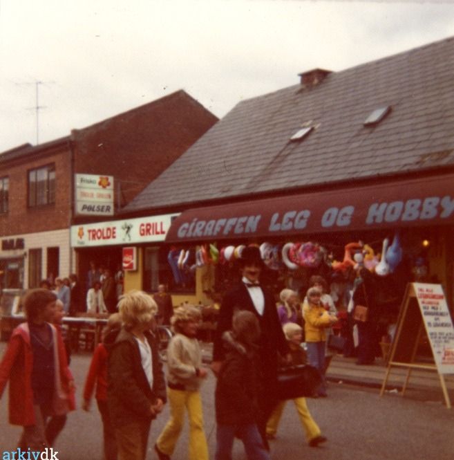 Trolde Grill og Giraffen og Hobby.
,,,,,,,,,,,
Her er jeg på herrens mark.
Jeg husker ikke Trolde Grillen. Strøges Grill Shop,
Ved Else og Jens Staub Nørregade 35.
Og jeg mente at Giraffen leg og hobby lå på den anden side af Nørregade. I Nørregade 34 ved hjørnet af Nørregade og Østergade.
Helt til venstre boede Slagtermester Bernhard K. Boysen og hans kone. Jeg gik i Skole med hans datter Inge-Lise.
Lars Knudsen.
Thomas Nielsen. Den hed Sporten og hvis nok senere Intersport. Jeg har stadigvæk 2 covers til bordtennis bat som jeg købte dér.
Jeg fiskede også meget som dreng og købte alt mit fiskegrej dér også.
Bent var en rigtig hyggelig og venlig mand at handle ved.
Senere startede Ole dér også , som senere hvis også blev medejer og senere.
Poul-Erik Sørensen.
Lars Knudsen. Sporten startede der hvor der er solcenter nu Bent “ sporten” og flyttede over i “ giraffen “ for neden og udvidede senere med overetagen , så flyttede de hen hvor de er nu tøj og legetøj på hjørnet af Nørregade og Østergade var Grundet Lauritsen pems.