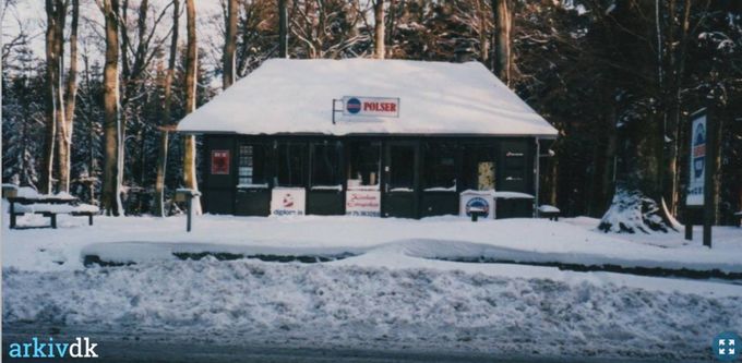 Jeg mener at kiosken i Estrup skov var lukket i vinterhalvåret.
I starten var det ikke så flot en Kiosk, der var det en isbod.
Knud B. Nielsen.
Kiosken på fotoet blev opført af tømrerfirmaet Robert Baastrup Nielsen.