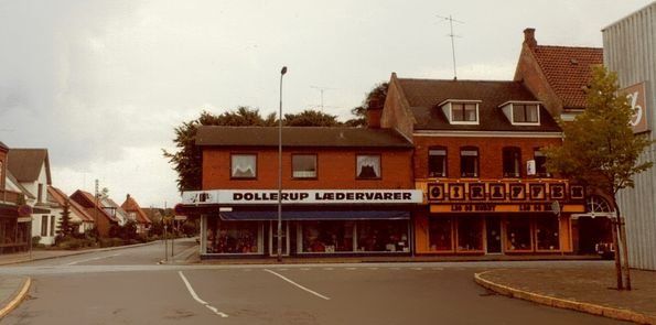 Legetøjsbutikken Giraffen, Nørregade 34 ved hjørnet af Nørregade og Østergade.
Mon butikken har ligget to steder i Nørregade.
Lars Ulrik Hoejberg Witter.
Ja - lokationen før denne var nede ved siden af Staub - som vist i dine næste billeder.
Da giraffen i sin tid flyttede ind ved siden af Dollerup, åbnede Bent Krogh den Intersport som sidenhen flyttede ned på hjørnet overfor Rådhuspladsen.
Det må have været sidst i 70’erne eller starten af 80’erne.