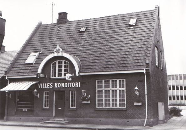 Dorthe Holm Jensen.
Er der nogle bilder fra Nørregade som viser Willumsens Konditori? Eller Moster Wille som vi kaldte hende. Hun var en god ven af vores familie.
Per Dunkjær Andersen.
Før vi fik fjernsyn i hjemmet tog vi til Willes konditori og købte kaffe og kage og kunne så sidde inde i kaffe stuen og se fjernsyn. Min første erindring er OL i Rom som jeg så her sammen med mange andre Vejen borgere, det var hyggeligt. OL i Rom var vist der hvor Henry From klarede et straffespark.
Eddie Troelsgaard.
Jeg har været med til at spille traditionel jazz derinde omkring 1970-71.