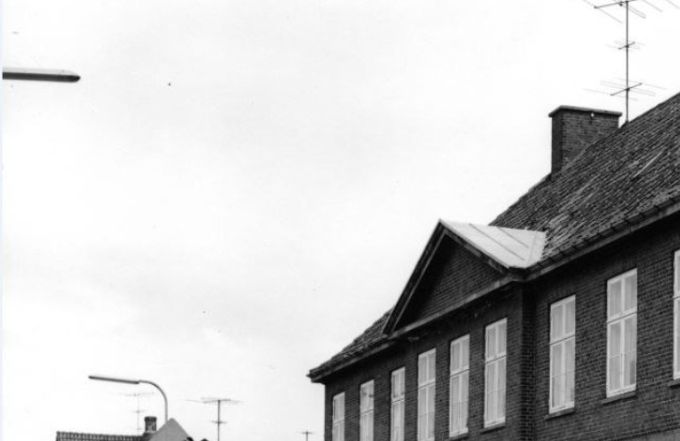 Vejen Andelsmejeri.
,,,,,,,,,
Et flot nyt billede af Vejen Andelsmejeri.
Vejen Andelsmejeri blev opført i 1891, og i 1925 blev den ombygget.
Jeg kan huske at Mejeribilerne kørte ind til rampen til højre. Jeg har aldrig dengang været inde og se det ved indgangen til højre.
Huset til venstre er Erik Rønholdt Hansen forretning i nr. 14, der har været anvendt
til købmands- og manufakturforretning. 1957.
Finn Kruse Jensen.
Indenfor de 3 vinduer stod den store beholder og kærnede smør.