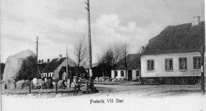 Frederik d. 7's mindesten i Vejen.
,,,,,,,,
Et nyt flot billede af  Frederik d. 7's sten her med Borgergade bagved.
På stenen står der.
Inskriptionen på nordsiden lyder: -
FOLKETS KÆRLIGHED
MIN STYRKE
FREDERIK
SAA DANSK SOM HAN
VAR INGEN KONGE HER
I MANGE AAR
FABER
På østsiden: -
FOR
FREDERIK VII
FRIHEDENS GIVER
På vestsiden - denne inskription: -
EGNENS FOLK DROG STENEN HID
1880
Desværre er teksten meget slidt i dag.
Indvielsen af Stenen var i 1880.
http://www.vejenminiby.dk/.../1959_bykvarter_skifter...
,,,,,,,,,,
https://fynhistorie.dis-danmark.dk/node/6455