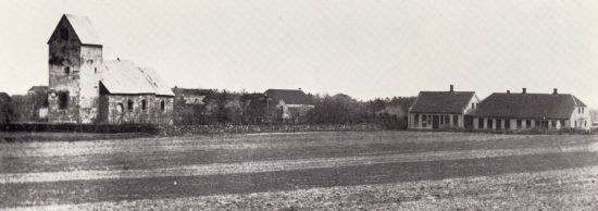 Vejen gamle Kirke, set fra sydvest omkring 1891. De to huse til højre i billedet er erstattet af sognegården.
Fotograf, K. H. Kock, Vejen.
Vejens første kirke.
Der står.
Vejens første kirke blev bygget i sidste halvdel af 1200-tallet, og er nævnt første gang i 1280. Denne kirkebygning blev revet ned i 1896, fordi den var blevet for lille til den hastigt voksende befolkning i byen.
Den gamle kirke lå på kirkegården over for den nuværende Vejen Kirke, og den gamle kirkes våbenhus blev stående indtil 1932 hvor det tjente som kapel, inden det så også blev fjernet.
Den nye kirke.
Vejen Kirke ligger lige ud til Hærvejen, Jyllands gamle hoved færdselsåre. Kirken selv er en nyere model, så tag også et kig på kirkegården overfor - her er du på sporet af den gamle kirke.
Den gamle kirke.
Den gamle romanske kvaderstenskirke blev antageligt bygget omkring 1200, og med sikkerhed nævnt i historiske kilder i 1280. Kirken var placeret i den sydlige ende af den oprindelige landsby, fordi våbenhuset var anbragt mod nord. Bygningen har omfattet skib, kor og senmiddelalderligt tårn samt våbenhus. Den oprindelige altertavle er placeret i den nye kirkes korsarm. Kirkebygningen rummede nogle bygningsmæssige detaljer, der er atypiske for området.
