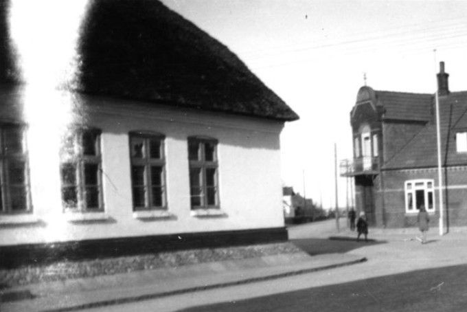 Foto af krydset Nørregade, Frederik VII`S gade, og  Skolegade Vejen.
,,,,,,,,
Et meget gammel foto af gården Birkely til venstre.
Gården er opført 1885.
Og den blev nedrevet i midten af 1930verne.
I Fr. d. 7's Gade nr. 1 ligger A. Schlosser Smedeforretning, som man kunne se helt nede fra viadukten.