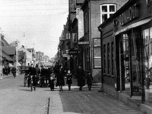 Vejen miniby skriver.
Erik Rønholt Hansen som havde manufakturforretning i Nørregade 18 flyttede denne til Nørregade 14 i 1939 og flyttede også personligt til nr. 14 indtil 1958.