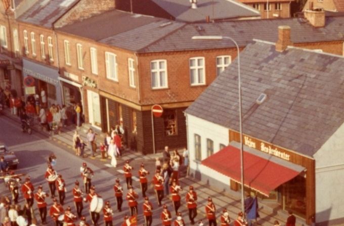 Nørregade i Vejen i 1973 Vejen Mejeri. Og Vejen Brodericenter er nu nedrevet. Årstal 1973.
,,,,,,,,,
Det må være Margrethe Fischer's Broderiforretning.
Margrethe Fischer,
som havde en broderiforretning i Nørregade 18.
Hun var søster til Magnus Fischer, Frederik d. 7's Gade 12.
Det er Jette Fischer-Vig der står for oplysningerne.
Til højre er det Vejen Mejeri.
Når man ser på dette billede er det utroligt hvordan man har skamferet Vejen by med diverse nedrivninger.
Sådan kan Vejen garden ikke marchere mere i Nørregade, hvor der er forhindringer med meget mere at skulle forholde sig til, med fare for at blive kørt ned.
Efter Elmegade er det Herre ekvipering handler Paul Høyer 1954, og Centraltrykkeriet ca. 1980, og Vejen Kino.
Der står.
Historien bag det nye byrum
Som en del af indsatsområdet 
