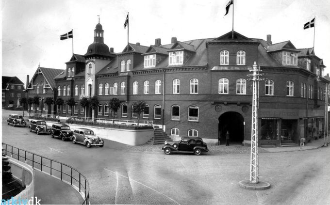 Et nyt billede af Hansens hotel.
 Det var da utroligt. Der står over indgangsdøren Poul E. Pedersen ? hvor jeg altid har ment at det var Laurits Andersen der  startede  butikken,  Byens hjørne. Der står.
I 1938 startede Manufakturhandler Peter Laurits Andersen butikken. Om der så har været en  Poul E. Pedersen før 1938 ved jeg ikke, der står ikke noget om det nogen steder. 
 Per Dunkjær Andersen skriver.
  Min far købte forretningen Byens Hjørne i 1937,  25 år gammel. Det må være Poul E. Petersen han købte den af. Det var et lejemål, Hansens Hotel ejede hele bygnings komplekset. Min mor var 22 år og de kom begge fra Ærø.
Det er et flot billede af Hansens Hotel  med hele fire flag på taget.