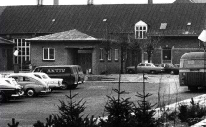 Et nyt flot  billede fra indgangen til Togstationen, før man lavede om på omgivelserne på banegårdspladsen.
Dengang kunne man køre fra banegården ned til viadukten.
Her kan man også se dansesalen og meget mere  ind til Hansens Hotel, som jeg aldrig har forstået skulle nedrives, da den blev brugt til så meget godt. Der er kommet så mange grimme huller i Vejen bybilledet af alle de mærkelige nedrivninger i 1970erne.
Dengang var juleguirlanderne   også op mod Banegårdspladsen, med det gode lys fra almindelige pærer. I dag er det de kolde led lys man må prøve at komme i julehumør af.
Oppe til højre er der en bygning jeg ikke kan huske, der ligger op til telefoncentralen  i gavlen. 
Tonny skriver. I den lille gule bygning op mod jernbanen holdt telemontørerne til, og ned mod smeden havde de lagerplads til telefonstænger. Her tænkes på Chr. Søborg, Ahornsgade 4.
Ligemeget hvor  meget man gjorde ved byplanlægningen dengang, blev det lavet om gang på gang. Jeg ville aldrig havde lavet disse lange bede med grantræer mm. men havde bibeholdt det som det var i 1950erne.  Kantsten er ikke godt for gamle ben.