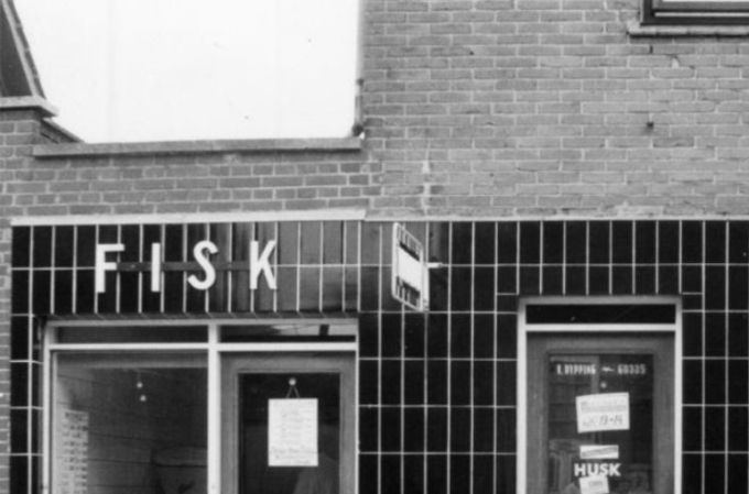 Nørregade 54 6600 Vejen. Viktualieforretningen Det Kolde Bord og fiskeforretning.
Årstal 1969
Fotograf. Frode Dall Schmidt Nørregade 74, Vejen.
,,,,,,,,,,
  Dypping Fisk.
 Der var også et akvarie med ål og andre fisk i butikken.
 Jette Schrøter.
Ja det er sådan det var, deres barnebarn (vores søn) har i dag butikken Nørregade 51, C.S. Pølsemageri.
Det var mine forældre der havde  Det kolde bord, Nørregade 54, hvor vi boede fra 1958 til midt i 70 erne, hvor de havde færdige middagsretter hver dag og mange andre færdige ting, alt i fersk kød, pålæg og madpakker, de lavede selv deres pålæg og leverpostej. De røde pølser kom fra Rødding slagteri. Efter et par år fik vi også sodavand og øl produkter fra Stjernen, og vi havde sæson varer som jaffa appelsiner og æbler op til jul, midt i 60 erne begyndte vi også at sælge fisk min far købte en gammel fiskekutter hvor han satte net fra og vi trawlede også,og så blev fangsten solgt i butikken. Da man ikke måtte have kød og fisk i samme butik, selvom det var adskilt. vi fik en lille butik i vores egen indgang lige ved siden butiksdøren til slagterbutikken, min far byggede et kar bag vinduet ud til fortovet, hvor der var levende ål i og havde det i nogen år. Han blev værkfører på epoke han var oprindelig smed, i 70 erne lukkede de slagterbutikken.