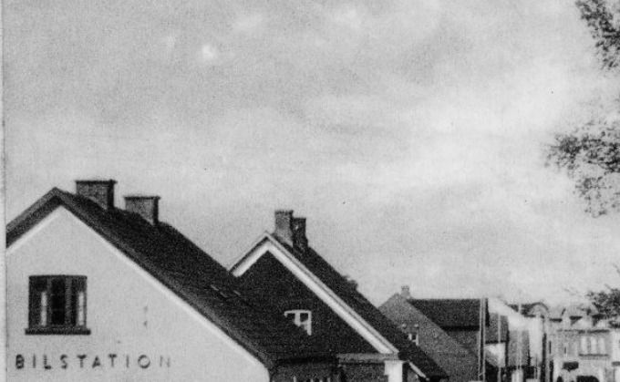 Postkort af Jernbanegade i Vejen.
,,,,,,,,,
Et nyt flot billede af Jernbanegade, med Vognmand August Klockmann`s hus til højre og Vejens første Rutebilstationen til venstre.
Det ser ud til at være et meget gammel billede. Ja, der var stil over Vejen dengang.
Jernbanegade ender nede ved Nørregade, ved
Grunnet Lauridsens Varehus der blev drevet af Valborg Lauridsen. Hvor vi købte vores vimpler hos hende fra 1946 til 1960erne.
Bertha Kirstine Christiansen
I perioden 1955-1958, hvor jeg var klinikassistent hos tandlæge Sv.O. Nyvad, Nørregade 6, mener jeg der i et af de første huse i Jernbanegade (fra Banegårdspladsen) om vinteren var der 1 dag om ugen en gartner med salg af blomster, vintergrønsager o.lign..
Det var et lille lokale. Jeg købte gerne tulipaner der til min mor, da jeg stadig boede hjemme.
Måske der er andre, der kan huske det??
Jernbanegade sluttede vel også ved det, man kaldte “strygejernet”? med sadelmager Lund (med hesten i vinduet) på højre side af Jernbanegade.
På venstre side cykelhandler Mathiesen?
Fru Mathiesen sås ofte i bybilledet med hendes lille skottehund.
Missionshuset lå også på venstre side i Jernbanegade. Dem, der passede det, boede i lejlighed ovenpå.
Pludselig var det hele væk, så det kan være svært at huske de enkelte huse og beboere.
Bertha Kirstine Christiansen. Tak for en fin historie Bertha. Jeg kommer til at tænke på at da min klasse fra 1953 gik til Skoletandlægen hos Nyvad, så må du have været der som klinikassistent. Ja gartneren hed Fynsgartneren, og have utrolig friske blomster og urter og grøntsager. Han var der hver 14. dag om fredagen.