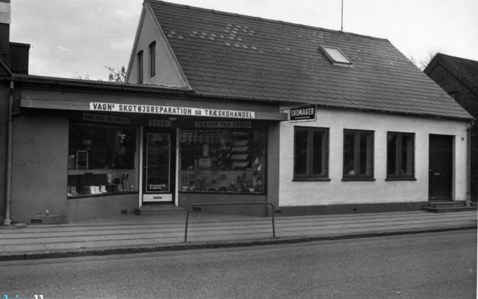Nørregade 64, Vejen. Vagns skotøjsreparation og træskohandel.
,,,,,,,,,,
Et nyt billede af Nørregade 64. Butikken med det sjove indhak som jeg synes var lidt anderledes.
Der har været flere  ting i butikken.
1943
Glarmester Theodor Jepsen 
1980
Skomager Vagn Pedersen, Nørregade 64 
  1996.
Og  Stil & Bolig,    Nørregade 64.
Til højre for butikken var Huset med Bolignyt 
og til venstre var det    ABC Radio- og TV-forretningen i nr. 66. og senere var det    Poul Erik Hansens El forretning også i nr. 66.
Nørregade 66 er opført i år 1938.