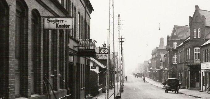 Nørregade 64, Vejen. Vagns skotøjsreparation og træskohandel.
,,,,,,,,,,
Et nyt billede af Nørregade 64. Butikken med det sjove indhak som jeg synes var lidt anderledes.
Der har været flere  ting i butikken.
1943
Glarmester Theodor Jepsen 
1980
Skomager Vagn Pedersen, Nørregade 64 
  1996.
Og  Stil & Bolig,    Nørregade 64.
Til højre for butikken var Huset med Bolignyt 
og til venstre var det    ABC Radio- og TV-forretningen i nr. 66. og senere var det    Poul Erik Hansens El forretning også i nr. 66.
Nørregade 66 er opført i år 1938.