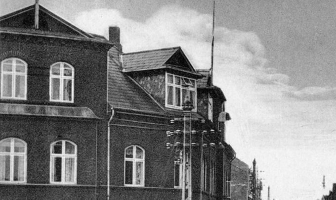 Postkort af Nørregade i Vejen V.h. Hansens Hotel, rejsestalden h.h. Nørregade nr. 4 Derefter Vejen Bank, Boghandler Bruun Møller
,,,,,,,,,,,
Postkortet er uden årstal. Men det er sikkert før at bilerne begyndte at komme til Vejen.  Den første bil i Vejen var Fabrikant Svenning i 1910.
Og i 1916 begyndte bilerne at komme i Vejen.
Det var lægerne i Vejen og Brørup der havde kørt i en hestevogn, til deres patienter. Det må have været koldt om vinteren, så det blev lidt lunere at sidde i en bil.
Ja det er et dejligt rolig billede af det gamle Vejen og Nørregade, hvor man kunne se helt ned til enden af Nørregade.
Helt til højre må det være Vejen Materialhandel og Tandlæge der står der.
Efter Vejen Bank med den flotte  trappe med jerngelænderet kom Bruun Møllers boghandel og Vejen Mejeri. Min Bedstefar Christian Rasmussen i Allegade havde jobbet at hejse flaget ved Vejen Bank og om vinteren at fjerne sne. Og dengang var der rigeligt af den.
Til venstre er det Hansens hotel og så er det sikkert   Poul E. Petersen der havde butikken, før Laurits Andersen købte den af ham.
Per Andersen skriver. Min far købte forretningen Byens Hjørne i 1937, og 25 år gammel. Det må være Poul E. Petersen han købte den af.
I 1924 brolægges gaderne i Vejen, så billedet er sikkert fra den tid.
0 kommentarer


