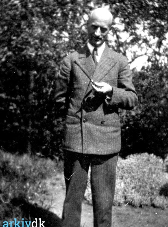  Lærer Alfred Sørensen. Lærer ved Bakkely Skole 1932.
,,,,,,,,,,
Lærer Sørensen boede på Askovvej nummer 3. Han kunne gå fra sin have til Bakkely Skole.
Han har sikkert været den der har været længst på Bakkely Skole. Min mor og mine Onkler havde ham også som klasselærer lige som jeg havde det fra 1953.
Det er utroligt at jeg læser at Overlærer Rasmus P. T. Rudkjøbing og Lærer Alfred L. Sørensen startede i 1938. Lærer Sørensen havde vi i naturhistorie og sang.
Jeg kan huske at vi sang Lille sommerfugl, den gang.
https://www.youtube.com/watch?v=2zkIHU6XUJA

Der var et lokale hvor vi havde Naturhistorie i, hvor den ene væg med glasskabe var fyldt med udstoppede dyr til elevernes læring. Samme lokale havde vi Lærer Svend lunde i som Fysiklærer.
Lokalet ved siden af var sanglokalet.
Ved de to lærer, Lærer Sørensen og Svend Lunde var der altid ro i lokalet. Meget ro.
Vi var en gang imellem i Lærer Sørensens have som han var meget glad for. Så sad vi på græsplænen og fik ugens lærdom om naturens vidundere lært, både om dyr og planter.
Mona Schmitt Vestergaard.
Lærer Sørensen var klasselærer for os årgang 1944. Han lærte alle i klassen- vi var måske 34 - at synge.
Dorthe Holm Jensen.
Mona Schmitt Vestergaard. Ja det var han, vi sang i kor, du var god til at synge, kan du huske at Lære Sørensen fik os til at synge i Danmark's Børne radio? De kom til Vejen og optog os, og jeg læste noget op. Jeg syntes Lære Sørensen var en dejlig lære og nogen gange inviterede han hele klassen op i hans have, jeg husker specielt det gamle birketræ.
Mona Schmitt Vestergaard.
Dorthe Holm Jensen. Ja, det var gode år, husker vi gik anemonetur til frihedskæmpernes gravsten i Grønvangskoven, lærte om fugle og planter udover dansk som han holdt meget af.
Kim Jakobsen.
Familien Øgendahl boede i nr. 1, jeg gik i klasse med Niels Øgendahl, vi havde lærer Sørensen til sang. Efter endt skolegang blev vi faktisk gode venner med lærer Sørensen. Han havde et billard bord nede i sin kælder, der fik vi lov til at spille.
Ingrid Damgaard Ebeling.
Jeg havde Rudkøbing til klasse lære og Sørensen til sang jeg gik i klasse med hans datter Else. Mit ung pigenavn var Jacobsen.
Annegrete Leth.
Dejligt at mindes en dygtig lærer. Og alle de danske sange, han lærte os - både i timerne og i fælleskoret. Næsten alle timerne startede med en lille sang, hvor han tog violinen frem og spillede til. Det skabte ro i klassen efter frikvarteret. Tror, at det er hans fortjeneste, jeg tidligt kom til at kunne lide klassisk musik. Han var god til at videreformidle sin glæde ved naturen og musikken og i de øvrige fag, jeg havde ham til klasselærer fra 1959 og til han helt sluttede omkring 1959 - 63.
Henning Lindberg.
Hej venner.
Lærer Sørensen var vor klasse lærer som
Det sidste hold, en god lærer af den gamle
Skole
Hilsen
Henning Lindberg.