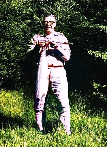 Portræt af Arthur Vistisen med en stor laks fanget i Norge.
,,,,,,,,,,,,,,,,
Ja den kunne Arthur Vistisen sikkert ikke havde fanget i Vejen Å.
En gennemgående person ved alle Cirkus G.O. Gine festerne var Arthur Vistisen.
Han optrådte som klovnen August i mange år.
I 1954, flyttede redaktør Arthur Vistisen til Vejen.
Manufakturhandler Laurits Andersen fandt ud af
at Arthur Vistisen havde en fortid som orkesterleder. Så han spurgte ham om han ville være Orkesterleder for Vejengarden. Hvortil Arthur Vistisen sagde ja tak.
Vejen Garden optog første gang nye gardere den 1. april 1954.
I alt 25 drenge under ledelse af orkesterleder Arthur Vistisen.
Arthur Vistisen. Tidens Tegn, Jysk Aktuelt. Vejen Garden og Erhvervssekretær.
Erling Hundebøl. Jeg husker Vistisen i en helt anden sammenhæng også. Han var en ivrig lystfisker og kom af og til i mit barndomshjem, da min far solgte fiskekort og var kasserer i VOSF gennem mange år. Jeg var kun en lille dreng og syntes Vistisen var en meget spændende og interessant person.
Tonny Schwartz. Han var også leder for civilforsvaret i Vejen.
Gardens leder og formand indtil 1982 var Laurits Andersen. Ved Gardens 40 års jubilæum i 1994 trak såvel Laurits Andersen som dirigenten Arthur Vistisen sig.
Kevin Boisen Lund.
Og jeg kan tilføje at hans gule Volvo stadig er kørende, her fra i går aftes. Vejen Garden klistermærket sidder stadig i bagruden.
Karin Vistisen.
Kevin Boisen Lund Min afdøde svigerfars bil med brunt 