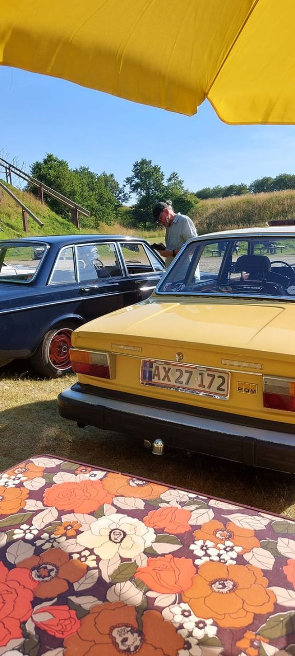 Kevin Boisen Lund.
Og jeg kan tilføje at hans gule Volvo stadig er kørende, her fra i går aftes. Vejen Garden klistermærket sidder stadig i bagruden.
,,,,,,,,,,,,,
Arthur Vistisen`s gule bil. Den er meget velholdt..