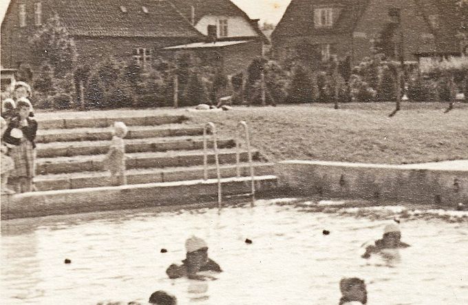 Svømmeunionen træningslejr i Vejen Svømmebad sommeren 1955. Der var svømmere fra hele landet samlet og trænede under Henzelmanns ledelse
