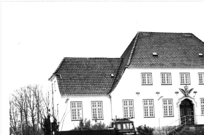 Et nyt billede af Banegården.
,,,,,,,,
Jeg er sikker på at Banegårds bygningen er den bygning der er blevet fotograferet mest igennem tiden her i Vejen.
Her stod byens taxier i mange år. 
Her har Kong Frederik og Dronning Ingrid stået ved døren da de    var på besøg i Vejen  i anledningen af åbningen af  Sydjydsk Udstilling  i 1951.
Fra Wikipedia.
Den gamle Togstationen blev åbnet 3. oktober 1874.
I 1992 blev stationsbygningen og signalhuset i stationens vestlige ende fredet, så der ikke kan foretages ændringer på bygningen udvendigt. Fredningen omfatter også det gamle central apparat fra 1918.
Ja de fredninger, de fredninger. Man kan måske nå endnu at gøre noget ved Signalhuset.
 Ved den lejlighed blev den oprindelige stationsbygning fra 1874 erstattet af den nuværende, tegnet af Heinrich Wenck i 1917.
 Signalhuset der er fredet, ved Vestergade, trænger til en kærlig hånd og en omgang hvid maling.
Men om det sker før den falder i grus ved jeg desværre ikke.
