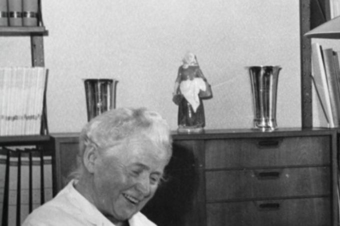 Alma Buhl får overrakt den kongelige  belønnings medalje  af E. Grue-Sørensen.
