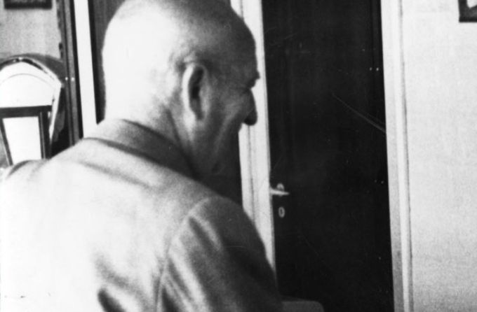 Laurids Bjerregaard.
Jeg var mælkedreng på mejeriet fra 1959 til 1962. Under Alma og Mary (fru Fischer). De havde ikke selv børn. Måske var det derfor de var så gode ved os mælkedrenge, men stillede også krav. En spændende arbejdsplads.
Mogens Schmidt.
Mens jeg var ansat som mejerist på Diplom is var jeg en gang i mellem udlånt til mejeriet.
Det var i perioden 73 til 76.
Anne Tina Jessen.
Vi boede i Østerallé. Lige bag mejeriet.
Vi handlede der flere gange i ugen. Mælk og ost, og vi børn måtte altid smage osten inden mor købte. Næsten hver gang fik vi børn en “skæv is” af søstrene. Jeg kan huske at jeg tit syntes det var mærkeligt, for isen var aldrig skæv!!
De var rare mennesker.