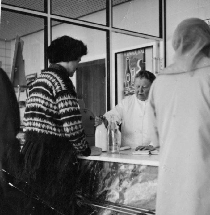 Mine forældre var   en gang ugentlig eller hver 14. dag nede og købe ost hos Alma og Mary, der var der fra start til slut. Alma og Mary var søstre. Alma og Mary stod i butikken til den lukkede omkring 1981.
Det har sikkert været koldt at stå i butikken for fødderne.
Det var dengang at oste og smør ikke var pakket ind i plastic og lignende papir. Så der var rigtig med dufte i butikken.
I dag kan man købe mælkeflaskerne i Genbrug.
