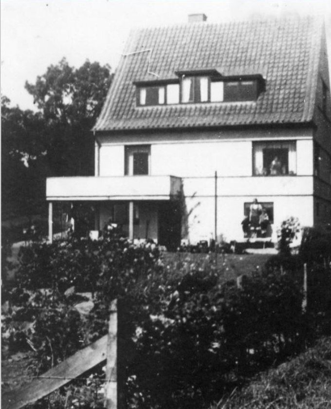 Billedet her er deres prydhave ned til Gårdmand Holger Engelbrekt Pedersen. Hvor der også var et lille stykke mark til højre for huset,  hvor der efter mange år blev bygget hus af Slagter Karl Knudsen og hans kone. Siden boede vi i mange år ved siden af Knud Larsen, der var Bornholmer, på Askovvej, som var superspecialist i naturgødning, og kompost. Han rejste rundt om i verden for at holde foredrag om det. Knud Larsen havde gået i klasse med Mogens Glistrup. Knud havde en meget stærk  bornholmsk  accent  når han talte. Han arbejdede på Askov Forsøgsstadion.
Dengang gik køerne helt op til haverne i Bakkehuset og Hans Drewsens hus. Det var dengang at de fleste hække var tjørnehække, så dyrene ikke kunne bryde ud. Det var dengang at man brugte en gammeldags hæksaks og det var ikke et dejligt arbejde med alle de tjørn der stak i hænderne.
Der er ikke lavet om på huset siden det blev bygget og til i dag 2022.