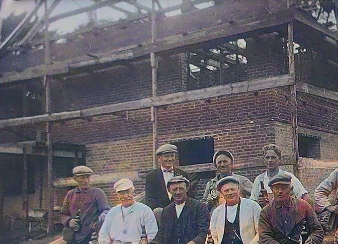 Bibliotekar Hans Drewsens hus der bliver bygget i 1930verne.
Mon det er den ældste søn Gunnar der sidder til højre. Han rejste til Sverige som voksen hvor han bosatte sig.
Hans og Else Drewsen havde 4 drenge og en pige Asta. Der alle var gennem musikalske lige som Drewsen der havde spillet i det kongelige kapel. Datteren Asta har i mange år været kirkemusiker. Og så var der Svend og Johannes der var tvillinger. Hvor Svend har siddet nede på det første kommunekontor ved Troldespringvandet. Og blev gift med Else der var hos Elisabeth Hyldig, Huset med Bolignyt. Og Gunner der rejste til Sverige.
Drewsen spillede på alle slags instrumenter, så som Violin Fløjte og klaver.
Johannes Hyldig.
Svend Drewsen blev gift med Else, de fik en datter der hedder Hanne.
Svend blev i øvrigt Danmarks yngste fuldmægtig.
Dorthe Holm Jensen.
Svend Drewsen var en fantastisk bibliokar, paa Vejen Bibiotek. Saa snart jeg laerte at laese i foerste klasse paa Bakkely meldte jeg mig paa Biblioteket, og laante flittigt paa afdelingen med boerne-boeger. En dag trak Drewsen mig til side, og viskede, nu har du laest alle boerne boergene, men jeg skal hjaelpe dig med at finde boeger som er passende for din alder i voksen afdelingen, og det gjorde han, jeg var under 8 aar paa det tidspunkt. Men det var pgr af Drewsen at jeg udviklede en trang til at opleve en verden uden for Danmark, jeg har ofte taenkt paa hvor meget han har betydt for mig- jeg var og er en laesehest- det skrev de ogsaa om i min Konfirmations sang.