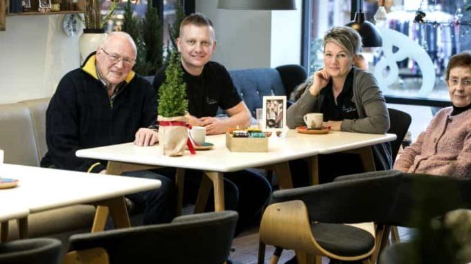 Signe og Ove Christensen. 
En gang bager, altid bager.
Signe og Ove Christensen.
Nørregade 44. 
Jydske Vestkysten.
To generationer foreviget af fotografens linse i den velbesøgte bagercafé i Nørregade. På billedet ses bageriets tidligere indehavere Signe og Ove Christensen sammen med de nuværende ejere, Lotte og Sune Kristensen. I artiklen fortæller begge par om glæden ved at samarbejde og hjælpe hinanden. Foto: Martin Ravn
Ove Christensen, har været 24 år i bageriet.  Nørregade 44.