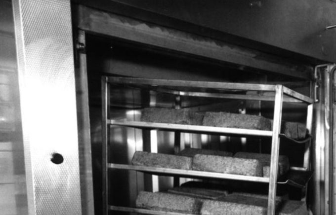 Bagermester Ove Christensen i Bageriet.
Byens brød og Cafe i dag. Hvor det dengang hed Kaffe og The huset i 1963. Signe og Ove Christensen havde i mange år bagerbutikken, som mine forældre igennem mange år handlede ved.
Flemming Juul Mortensen.
Bager Christensen der har Benny Juul Mortensen stået i lære og jeg har gået i klasse med deres søn Thomas nede på Østerbyskolen i 9 år.
I 1929 købte Julius Jensen forretningen og drev bagerforretning indtil Signe og Ove Christensen overtog den i 1961.
Gunnar Melton.
- der var dog lige bager Bjørnkilde imellem.
