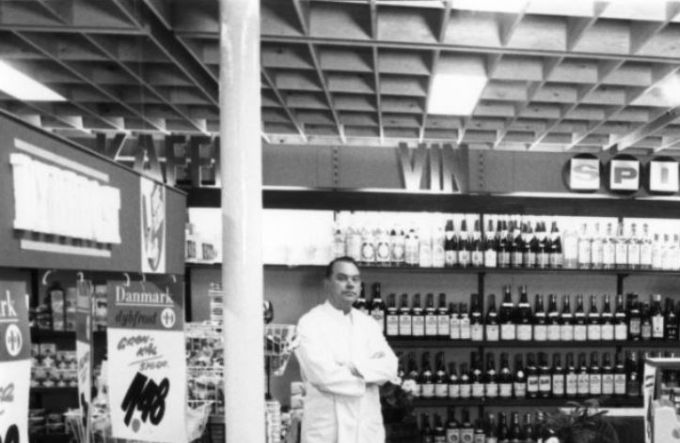K.E.Hågensen`s købmandsforretning Søndergade 10 6600 Vejen. Bagerst ses K.E.Hågensen og ved kassen Henny Venborg angivet til ca. 1965.
Fotograf Frode Dall Schmidt Nørregade 74, Vejen
,,,,,,,,,,,,,,
Det var dog mærkeligt, Jeg skulle da kende Købmandsbutikken der lå på hjørnet af Søndergade og Jyllandsgade. Men det gør jeg ikke her.
Jeg synes jeg kan genkende Karl Egon Haagensen. Selv om jeg har set mennesker mange gange i min barndom, glider indtrykket ud i   genkendelsens mørke. 
Og butikken ser ud som om den er blevet lavet om indvendig. Jeg tror at jeg i de år i 1965 har været borte fra Vejen, og ikke har været i butikken inden den lukkede.
Jeg husker kun den meget lange disk der var der fra begyndelsen.