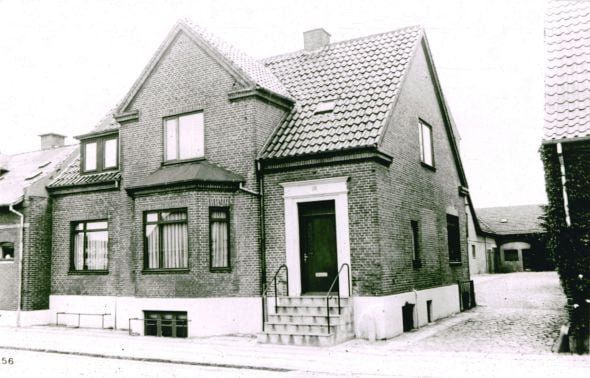 Preben Rasmussen.
Spørgsmål
Var der et bryggeri i Vejen?
Jeg mindes at have set et billede af min morfar stå foran et køretøj fra et (måske) bryggeri..
Peder Dastrup (døde 1975)
,,,,,,,,,,,,,,,
Nørregade 43 i Vejen. Gårdinteriør. Her lå tidligere Bryggeriet Kærhøj.
Ja, tættere på kan man ikke komme på Bryggeriet Kærhøj, der både lavede øl og sodavand.
Bryggeriet Kærhøj startede i 1884 i Søndergade. På hjørnet af Søndergade og Mindevej. Navnet Kærhøj kommer af at gården der blev til Bryggeri hed Kærhøj.
I 1917 flytter Bryggeriet til Nørregade 43. Hvor man havde udkørsel til Bryggergade.
Ole E. Christiansen der er født i 1935 i Aalborg, og voksede op i Vejen, og som skrev bøgerne Krigen der aldrig kom, omhandler Bryggergade og de bygninger man ser på billedet.
Bag Nørregade nr. 43 ser man Bryggeriet i Bryggergade, hvor de fire bøger har deres omdrejningspunkt.
Klaus og Majbritt.
I Vejen var der i Bryggergade, et øl og sodavands depot. Senere blev det Danmarks største import af akvariefisk i bygningerne.
Klaus og Majbritt havde en dyrebutik tæt på Bryggergade hvor Klaus i flere år var i udlandet efter akvarie fisk til Import. Jeg mener det var den største Importør på den tid. I dag har Majbritt og Klaus et Katte hotel.
Søren Madsen.
Det hed Jala, med en bror til Eldorado i Haderslev.
NØRREGADE 43 VEJEN.
Selskabsform:
Anpartsselskab
Tidl. navn:
JALA TROPEFISK ApS.
Brian G. Iversen
Var lige ved at rydde op. Havde helt glemt at vi havde 3 kasser med tilhørende patentflasker stående. Syntes det er lidt sjovt at der har været en sodavandsfabrik i Vejen. Er der billeder fra denne fabrik? Og hvor lå den? Og hvornår startede det, og sluttede det?
Set fra Nørregade 43 ind til Bryggergade.
Dette ældre fotografi af nr. 43 viser noget af nogle bagbygninger,
hvor Kjærhøjs Bryggeri har produceret sit bryg.
Hej Brian det er guld du har der, håber at du gemmer kasser og flaskerne. Det er jo historie.
Anders Lausen.
Jala Tropefisk var ejet af Jahry Lausen ganske rigtig en bror til Børge Lausen som grundlagde Eldorado i Haderslev. Klaus og Majbritt arbejdede der på et tidspunkt inden de åbnede Vejen dyrehandel og senere deres Katte hotel.
Bertha Kirstine Christiansen.
Susanne Steiner Schelde. Ole E. Christiansen er min svoger. Jeg ved man kan købe bøgerne, kan ikke huske hvordan, måske et nyt oplag? Jeg spørger Ole næste gang vi ses.