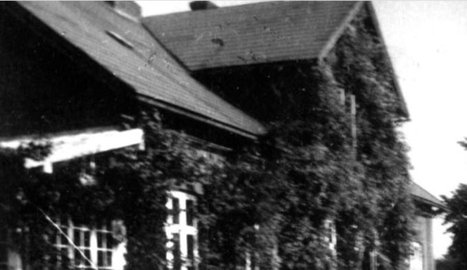Læge I. C. Heuch   1925.
Oppe i højre side er Ford, på Askovvej.
Læge Heuch, udtales Høg, boede med sin kone Gerda i Askov i 1930erne. Det hus findes ikke mere.
Jeg læser nu at han også har været overlæge på Brørup Sygehus.  
Da han blev Skolelæge flyttede de i 1938 ned til det idylliske hus ved siden af Bakkely Skole, Søndergade 34. 
  De havde have helt fra Bakkely til Askovvej, en meget stor have, der havde en stor hæk langs Søndergade som man ikke kunne se igennem, hvordan haven så ud. I dag 2020 kan jeg nu se hvordan haven var på den tid. 
Hvorfor alting så mere idyllisk ud den gang kan jeg ikke forklare.
Rødbøgen ud til Askovvej skriver læge Heuch om i sin bog om Vejen, med en tegning af den. Han var umådeligt stolt af den. I dag er den fredet.
 Jeg startede i Bakkely Skole i 1953. Der gik jeg i mange år til skolen ned ad Askovvej og omkring ved Søndergade.
Da Læge  Heuch  gik på pension, bygge han og hans kone et hus på Askovvej 16, over for Gunnersvej. 
Død 7. juli 1978 (Alder 87)
Han var faktisk læge i rigtig mange år  i Vejen. Gerda  hans kone var sygeplejerske. Ja, ham kunne man ikke blive sur på. Hans datter Bente   Heuch  havde en meget flot karriere  inden for lægeverden. Også sønnen blev læge.
 Og haven her og hækken blev fjernet, så kun huset stod tilbage. Hele stykket blev parkeringsplads, og i en årerække var Vejen Elektro på pladsen. Og i dag er både huset og haven gået over  i  historiens store glemmebog.