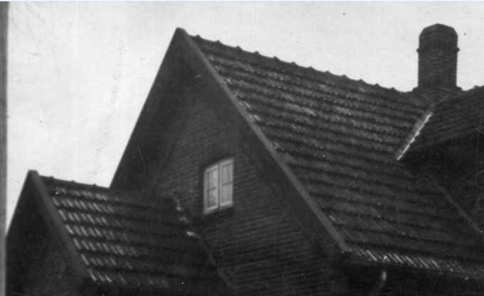 Ahorngade 5, Vejen. Bygget af nedbrydningsmaterialer fra det gamle ledvogterhus ved jernbaneoverskæringen, hvor nu viadukten Nørregade/Søndergade er. Hotelejer Hansen købte huset og flyttede det. Nicolaj Pugh købte det i 1919 for ca. 5000 kr.
,,,,,,
Ahorngade nummer 5 ligger der stadig i dag.
Portør Nikolaj Pugh boede der fra 1938.

Jens Aksel Kjær.
Familien Pugh boede der også i 60'erne. Sønnen Thorkild var spejderleder for ulveungerne.