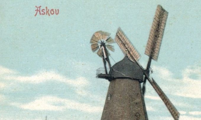 Koloreret postkort af Professor la Cours Forsøgsmølle i Askov.
,,,,,,,,,,,,,
Et nyt billede af Forsøgsmøllen i Askov.
Ja der står at Prof. Poul la Cour byggede Møllen i Askov i 1897.
Lidt sjovt at man i dag synes at det med vindmøller er noget moderne noget. Da Askov by i en periode dengang fik elektricitet  fra Poul La Cours mølle.
