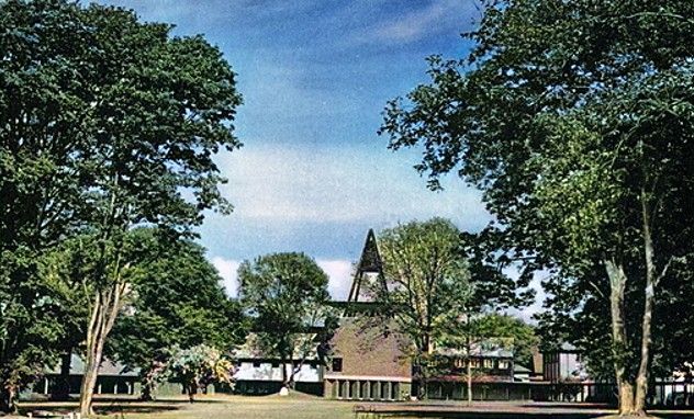 Jeg ved at jeg har en kæphest angående træer.
Her er et smukt billede fra Askov inden man begyndte at fælde dem.
Askov Højskoles klokketårn fra 1960 er blevet et Varemærke for Askov højskole.
To gange daglig høres klokketårnet morgen og aften.
Jeg kan om aftenen høre kirkeklokken fra Askov, hvis vinden er den vej, her til Vestergade nr. 31.
Da jeg var 7 år fik jeg lov til at ringe med kirkeklokken i Askov. Det var dengang der var et ret  tykt tov som man skulle trække i. Det var kirkesangeren  og degnen dengang, som jeg ikke kan huske navnet på. Jeg mener at det var Hynkemejer der kom lige efter ham.  I dag er de fleste kirker udstyret med automatisk ringning.
Det var i 1950erne.
Jeg kan huske at han var en tæt lille mand, der lærte mig at styre tovet til klokken. Han var der fra 1946 til 1959 cirka.