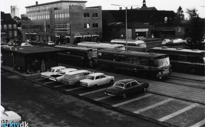 Vejen nye rutebilstation.
,,,,,,,,,,,,,
Jeg kan ikke huske den, og det er sikkert fint nok.
Vejen har lavet mange ommere i tiden fra 1960erne. Og jeg er sikker på at det er en af dem her.
At man kan finde på at lave en rutebilstation lige her, efter at man har nedrevet den gamle ved Jernbanegade er dog mærkeligt.
Jeg tror ikke den har eksisteret i mange år.
Her ligger den over for Mejeriet i Nørregade.
Bag ved ligger DLG siloen der blev nedrevet i 1975.
Per Laursen.
Der lagde den i en del år, og det er ikke i Nørregade men i torvegade, der hvor Kvickly udvidelsen og tandlæger og advokat ligger i dag.
Vibeke Degn Linnet Johannessen.
Per Laursen. ja, det er korrekt. Synes at kan huske den også var der midt i 80’ rene.
Flemming Juul Mortensen
Der har jeg tit stået og ventet på bussen til Bække så jeg kunne kommer over til bedstemor og bedstefar (og en enkel gang uden at have fået lov bare fordi jeg var sur på min mor men bussemanden var så flink at vente med at kører til min mor kom efter mig igen var vidst kun ca 5-6 år gammel dengang men vidste lige nødagtig hvilken bus jeg skulle med og hvem der kørte den nemlig ham den flinke med cigar stumpen i munden lidt ala Egon Olsen.
Eddie Troelsgaard.
Hvornår flyttede Sparekassen fra Søndergade til Nørregade?
Johs Laursen.
I Torvegade nr. 1 kom Sparekassen til at ligge efter de mange år hvor den startede på hjørnet af Søndergade og Jyllandsgade.
Direktør H. Lautrup flyttede med til Torvegade.
Der står også Sparekassen Sydjylland, Nørregade 5. I dag ligger der på stedet en ny bygning der huser ejendomsmægleren home Vejen.