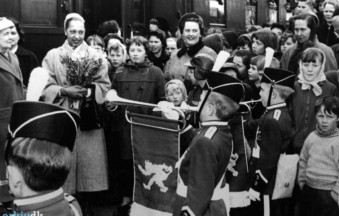 Josephine Baker på besøg i Vejen den 16.3.1957. Fra venstre ses: Gerda Heuch og Charlotte Busk.
Årstal 1957.
På det tidspunkt optrådte Josephine Baker rundt om i verden for at have råd til at have de mange børn hun havde adopteret.
https://www.youtube.com/watch?v=l5TaSJ5_e7Q
Fru Heuch
1957
Medlem af Biblioteksbestyrelsen / Biograftilsynet / Børneværnsudvalget
Renligheds- (inkl. Rotteudvalget) / Socialudvalget / Sundhedskommissionen.
Inger Vistisen.
Da hun var på besøg var jeg lige blevet opereret i benet så jeg fik hendes autograf på gips benet.
John Bent Kristensen.
Den lille pige midt i billedet er min storesøster, hun havde ikke fået lov til at gå der ned for at se, det kunne hun jo ikke lyve sig fra når det kom i Folkebladet.