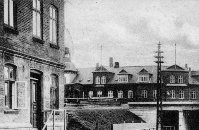 Postkort af Søndergade i Vejen i baggrunden ses Hansens Hotel.
,,,,,,,,,,
Et utrolig nyt billede af Viadukten. 
Det er et byhistorisk billede som jeg ikke har set før.
Til venstre er det før telegramhallen ved Viggo Jensen startede butikken op.
Det ser ud til at Telegramhallen i starten har været beboelse.
Viadukten blev bygget i 1916 og i 1924 blev Vejens gader brolagte.
Så billedet må være omkring 1920.
Det er det ældste billede jeg har haft af  Telegramhallen.
Endnu en gang er der trappetrin op fra gaden. Jeg kunne tænke at det måske var hvor hestevognene kunne holde og man så kunne gå op til fortovet.
Til højre er det I nr. 6 i Nørregade telefoncentral med sendeanlæg på taget.