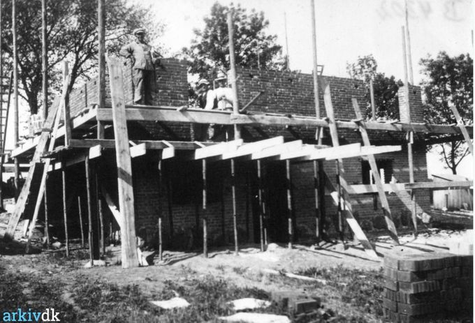 Et nyt billede af Askovvej 27 6600 Vejen. Villa under opførelse til bibliotekar H. Drewsen. Arbejdet udføres af murermester K.H. Knudsen.
Årstal 1933
,,,,,,,,,,,
Hans og Else Drewsen havde 4 drenge og en pige Asta. Der alle var gennem musikalske lige som Drewsen der havde spillet i det kongelige kapel. Datteren Asta har i mange år været kirkemusiker. Og så var der Svend og Johannes der var tvillinger. Hvor Svend har siddet nede på det første kommunekontor ved Troldespringvandet. Og blev gift med Else der var hos Elisabeth Hyldig, Huset med Bolignyt. Og Gunner der rejste til Sverige.
Drewsen spillede på alle slags instrumenter, så som Violin Fløjte og klaver.
Johannes Hyldig.
Svend Drewsen blev gift med Else, de fik en datter der hedder Hanne.
Svend blev i øvrigt Danmarks yngste fuldmægtig.
Dorthe Holm Jensen.
Svend Drewsen var en fantastisk bibliokar, paa Vejen Bibiotek. Saa snart jeg laerte at laese i foerste klasse paa Bakkely meldte jeg mig paa Biblioteket, og laante flittigt paa afdelingen med boerne-boeger. En dag trak Drewsen mig til side, og viskede, nu har du laest alle boerne boergene, men jeg skal hjaelpe dig med at finde boeger som er passende for din alder i voksen afdelingen, og det gjorde han, jeg var under 8 aar paa det tidspunkt. Men det var pgr af Drewsen at jeg udviklede en trang til at opleve en verden uden for Danmark, jeg har ofte taenkt paa hvor meget han har betydt for mig- jeg var og er en laesehest- det skrev de ogsaa om i min Konfirmations sang.
