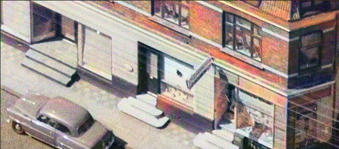 Peder Pedersens Bladcentral.
Hvor Blikkenslager Th. Toft havde kælderen.
Og til højre for gyden er det Hans Olander`s Tobak butik.
Henning Lindberg.
Hej venner
Jeg var avisbude hos Peder flere år,
De var flinke mennesker
Hilsen
Henning Lindberg.
Eddie Troelsgaard.
(Har omtalt dette før) Min morfar, Rudolf Jepsens forretning på hjørnet fra august 1945-slut 1950. Jeg blev født på 1. sal. Hvornår er ovennævnte billede taget? Toft var også i kælderen, da min morfar havde forretning der.
Elisabet Andersen.
Eddie Troelsgaard Hvis Radio Jepsen var som morfar, må du have en moster, der hedder Edith. Vi var veninder som små. Fra 6 til 10 års alder. Jeg kom meget i huset i Østergade.
Eddie Troelsgaard.
Elisabet Andersen Hej Elisabet. Jo. Min yngste moster er Edith, som bor i Billund. Min anden moster, Erna fra Øster Alle 26 i Vejen, døde i 2015 og min mor i 2021.
Eddie Troelsgaard.
Elisabet Andersen Fra ca. starten af 1951 til hen i 1959 bode min morfar og mormor i Østergade 10. Edith havde værelse fra en dør i køkkenet - nogle trin op.
Elisabet Andersen.
Ja, det husker jeg. Det var nærmest en slags alkove. Vidste godt, at der var et par ældre søstre. Og Erna var gift med Dahl Schmidt.
Eddie Troelsgaard.
Jette-Bertine Kahlke Snor. Huset lå på hjørnet af Nørregade og Torvegade, hvor der efter nedrivningen blev bygget Vejen Sparekasse og senere Lindstrøm Briller.