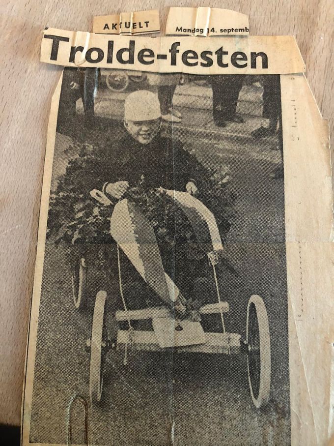 Karl  Knudsen.
Her et billede af lille mig billedet er taget lige efter et sæbe kasse løb ned af Baun gårdsvej i 1963, som jeg husker det var det i forbindelse med troldefesten 
Vi starte ved det daværende Boesens møbel fabrik hvor der var stillet en “start rampe “ op - en forhøjning på omkring en meters penge, så fik vi et puf  og afsted det gik ned af baungårds vej - for enden var det opstillet et par rækker halm baller som skulle standse “ræserbilerne” men den ene gang kørte jeg gennem ballerne og ud på Vester alle 
Efter løbet blev vinderne kørt væk på Falcks anhænger til biler