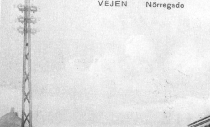 Affotograferet postkort, Nørregade i Vejen (før 1917) Fotograferet fra Nørregade 4-5 og nordpå.
,,,,,,,,,,,,,,,,,,,
Ja det var i 1916 at man startede med at udgrave viadukten med håndkraft, og flere bygninger måtte nedrives, Bl.a. Højskolehjemmet og Ledvogterhus nr. 7.
Det store hus her til højre fik flere trapper op til forretningerne, da viadukten fik fjernet meget jord, også op til Hansens Hotel, der også fik trapper op til hotellet.
Vejen miniby skriver.
Tv. i nr. 6 ligger Andreas Sørensens købmandsforretning, der overtoges i 1939 af Aage Nielsen.
Th. i nr. 4 er boghandler H. Bruun Møller, P. A. Becks Fotografiske Atelier
og Barber & Frisør-Salon H. V. Plambeck.
Det er lidt sjovt at se hvor Ahornsgade er lille den gang.
Så kommer Banken for Vejen og omegn. I forbindelse med udgravningen i Nørre og Søndergade kom der også et niveau forskel, der resulterede i en trappe op til Banken.
Og der er ikke tænkt på Bruun Møllers boghandel endnu. Det er August Mørk der havde forretningen. Vejen Mode og Manufaktur forretning. Lidt sjovt at Nørregade nr. 1. med Laurits Andersens beklædningsmagasin kom overfor mange år senere. Laurits Andersen og hans kone kom til vejen i 1937.
Så tør jeg ikke kloge mig mere på dette billede.
I 1924 kom det store arbejde med at brolægge Vejen.
