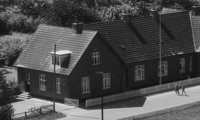 Da jeg var omkring 10-12 år havde jeg min fætter Kjeld fra København, i skolernes sommerferie, på besøg i tre uger. Vi cyklede lange ture, og var en dag kommet til en sommerferielukket skole ved Skodborghus. Det var sikkert omkring 1956. Vi fik lov til at komme ind på skolen og se klasseværelserne. Og det var dengang rigtig spændende for os at se en lille hyggelig landsbyskole, der var helt anderledes en dem vi kom fra i Vejen og København.
Det var de gamle pulte osv. med lærerbøgerne fra den tid.
Jeg er begyndt at zoome stærk ind på tingene. Jeg har før skrevet om Skolen der lå ved Skodborghus Kro. Jeg er sikker på at det har været en hyggelig skoletid, hvor Skolerne er helt anderledes i dag, uden sammenligning.
Jeg er sikker på at den enkelte lærer havde mere tid til eleverne end i dag.
Jeg er også sikker på at flere af jer har gået på Skodborghus Skolen.
Der var to skoler ved Skodborg. Skolen her på billedet, Skodborg hus Skole og Skodborg Skole.
Karen Bodil Schmidt.
Min far var elev på Skodborghus skole i 1930erne, ved den fantastiske lærer Nissen. Han omtalte skolen som “universitetet” fordi lærer Nissen var så alvidende.
Troels Ravn.
Dejlig fortælling om skolen ved Skodborghus
Og positivt for alle, der har gode minder fra deres skoletid - generelt tror jeg dog, man skal være forsigtig med at idyllisere skolen i “gamle dage”.
Børn, der ikke umiddelbart var så mindede for skolearbejde blev ofte sat ned bagerst i klassen, og ofte uddelte koleriske lærere ørefigner med mere.
Selv fik jeg den sidste lussing i 7. klasse - havde dog en formidabel skoletid med mange gode erindringer (men også mørke).
Johs Laursen.
Troels Ravn. Ja du har ret Troels, hænderne sad løst på lærerne i den tid. Man kunne skrive en hel bog med eksempler på hvordan lærerne straffede eleverne den gang. I dag er det lige omvendt.
