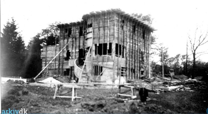 Bakkehuset Askovvej nr. 29 Vejen.
,,,,,,,,,,,,,,,,,
Bakkehuset er mit Barndomshjem fra 1946 og 30 år frem.
Det var et specielt bygget hus måske som det eneste.
Man byggede det op med cement, utrolig at det kunne lade sig gøre.
Det er første gange jeg ser et billede af opbygningen.
I starten af 1970erne da de store lastbiler kørte på Askovvej sprang der af og til et vindue med et stor brag. Huset var ikke bygget til at kunne give sig, så vinduerne kom i spænd når der kom rystelser fra vejen.
Men det var et dejlig sted at bo i min barndom, med masser af natur og dyr. Der var mange sommerfugle og bier og meget store flokke af gråspurve og viber der sad på telefontrådene. Det er der desværre ikke mere her i 2022. Landbruget og forurening har en stor del af skylden. Jeg mener at landmændene har skudt sig selv i foden med alle de sprøjtegifte der er landet på deres marker. Nu står de over for problemet at der ikke er bier nok til deres afgrøder.
Det var her min fætter i hele min barndom kom på sommerferie, og hvor vi cyklede rundt til de forskellige steder det meste af tiden.
Jeg er glad for at se at Bakkehuset er så vedligeholdt som det er her i 2022.