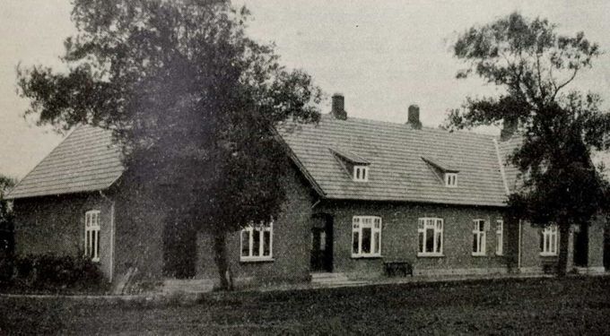 Skodborghus nye skole blev lukket i 1960erne.
Skodborg hus Skole. Der var to skoler ved Skodborg. Skolen her på billedet, ved Skodborghus, og den store skole i Skodborg by. Lærerparret hed hr. og fru Rasmussen.
Ellen Hansen.
Købmandsbutikken havde Lise...hun boede der med sine 2 børn. Min mor hjalp hende i butikken.
Lone Nørskov. Jeg gik i den lille landsbyskole der lå lige ved siden af på den anden side af vejen i 1959, der var der også købmandsforretning, vi gik af og til hen og købte lakridsstænger der.
Jeg husker dem som et meget sødt lærer par om vinteren der var jo vinter dengang og flere af os gik langt for at komme i skole dengang gik man meget med støvler med tykke sokker i det forslog jo ikke i kulden så skete der at fru Rasmussen tog os med ind i privaten til kakkelovnen og lavede cacao til os så vi kunne få varmen, det var så omsorgsfuld.
Egon Dall Jørgensen. Bygningen blev revet ned i 2010.
Stefan Gammelgaard.
Der stod en guldgrube af gamle biler bagved før det blev rykket ned, det gjorde helt ondt i hjertet at se at de bare blev trykket flade og smidt i en container, mange var veteraner og kunne sagtens reddes, men nej.

Eva Hedegaard.
Da min far gik på seminariet i Tønder, gik han i klasse med sønnen fra Skodborghus Skole. Når læreren der hed Rasmussen, må seminariekammeraten være Johan Wilhelm Rasmussen, der blev lærer i Andst.
Svend Erik Sørensen.
Jeg gik første og anden klasse på Skodborghus skolen, og derefter blev vi flyttet til den gamle realskole i Jyllandsgade i Vejen, mener det var i 63 at skolen blev nedlagt dernede, 3+ 4 klasse på den gamle realskole i Jyllandsgade, så blev vi derefter sendt videre på Bakkely skolen, ja sikke noget.
