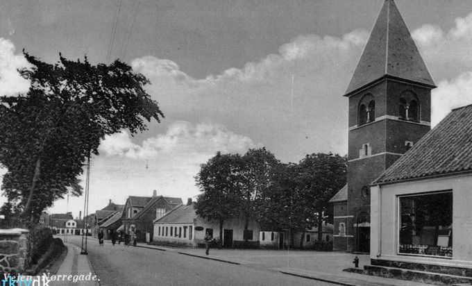 Postkort af Vejen Kirke set fra Nørregade.
,,,,,,,,,,,,,,,,,,,,
Et nyt flot billede fra Vejen Kirke.
Vejens nye kirke er opført under ledelse af arkitekt Vilhelm Ahlmann og indviet 20. december 1896.
 Nørregade 98  er det Sognegården der er nu, tidligere boede Pottemager Niels Jensen der. Carl Hans Madsen der havde Madsens Møbler solgte i 1991 til Vejen Menighedsråd.
Carl Hans Madsen  havde også møbelbutik på venstre side af kirken Nørregade 100 , som han købte i 1947 indtil da havde det vist blot været til beboelse - dette solgte han også i 1991 til Menighedsrådet.
Til venstre er huset før kirkegården, der boede Karetmager Jensens og deres datter Olga der var frisørelev   og kom senere til  frisør Stuhr, frisør i København, og var der helt indtil hun gik på pension.