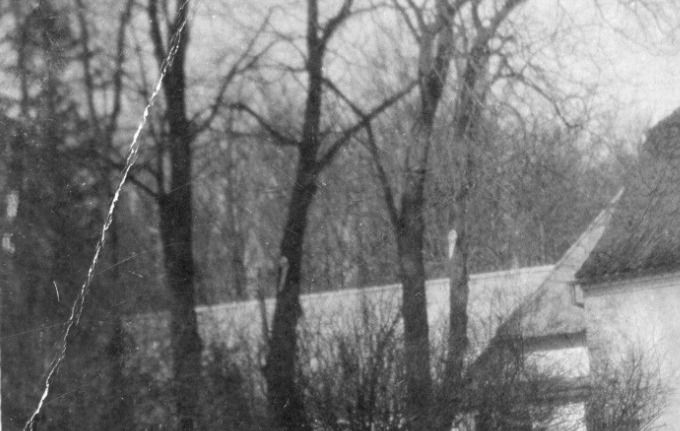 Gården Dortheasminde, Esbjergvej 47, Vejen. Det gamle stuehus set fra havesiden. På fotografiet ses fru Thorsen.
Gunhild Thorsen
Fødselsdag: 13. februar 1904
Fødselssted: Vejen Præstegård, Vejen, Malt, Ribe, Danmark
Død 1955 (50-51)
Immediate Family:
Datter af Peder Ingvard Thorsen og Ane Thorsen
Gift med Gustav Helms.
Lis Tveen Andersen.
Gunhild var min faster. Det var min farmor og farfar der havde Dortheasminde.