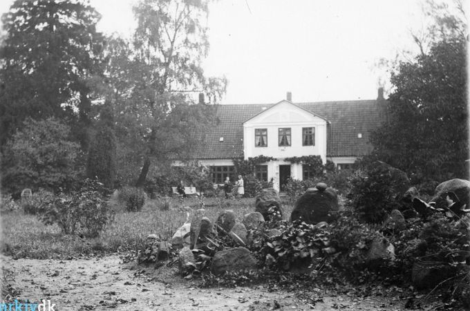 Fra Vejen arkiv.
,,,,,,,,,,,,,,,,,,
Dortheasminde, set fra havesiden, oktober 1917. Esbjergvej 47, Vejen.
Årstal 1917.
Lis Tveen Andersen.
Jeg kan se det er gammelt. Det er senere kommet en veranda på ved havedøren.