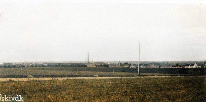 Vejen Stationsby, fotograferet fra Askovvej (sydvest), omk. 1891.
,,,,,,,,,,,,,,,,,,,,,,,,,,,,
Det må da være årets billede, hvis det er rigtigt, som jeg tror det er, starten på Askovvej.
Det er sikkert en marksti der starter fra Søndergade og til Askov.
Det er rigtig spændende at se hvordan det var før der blev bygget noget som helst på Askovvej.
Brejdablik der blev opført i 1912 som privatbolig for købmand Peder Lauridsen, og som var det første hus på Askovvej. Ellers må der havde været gårde der lå der.
Jeg mener at Gården Grønvang kan dateres til 1807.
Og Tabogaard omkring 1828, som havde Niels Pihlkjær som ejer til sidst. Og ved siden af Tabogaard, lå Svendsminde som Holger Engelbrekt Pedersen og hans kone ejede. Stuehuset er der endnu ud til Askovvej.
Altså længe før at Askovvej blev til en vej og ikke som her en marksti.
Det må være Allegade helt til højre der går ind i billedet. Og Vestergade med den store Alfa skorsten. De to mindre skorstene er jeg ikke klar over.
Tænk at stien er starten på Askovvej.
I 1925 startede Ford på hjørnet af Søndergade og Askovvej. Før da var der en trælast der.
Jens Aksel Kjær.
Tror du er lidt tidligt med datering.
Kan se gavlen og østsiden af 