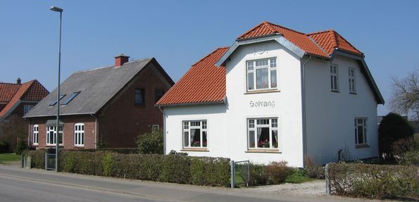 Huset på Vejenvej 25 er opført 1907.
Solvang nummer 25 hvor Nis og hans søster boede. Nis var en slags privat postbud som man kunne betro hvad det skulle være , så tog han til Kolding både med bøger og penge som han så afleverede på stedet.
Det er sikkert her at Nis har stået en vinteraften og så den unge Hans Bruun Møller komme gående fra Vejen. Hvor han så hilste på ham og førte ham til Boghandlen på Maltvej.
Anne-Marie Høier.
Nis blev meget benyttet som bud til Kolding under krigen.